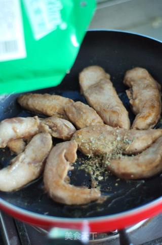 香草烤鸡胸的做法步骤：3
