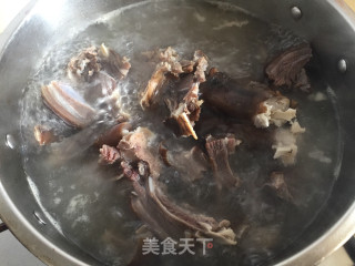 萝卜焖腊羊肉的做法步骤：2