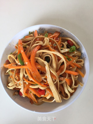 胡萝卜炒豆皮的做法步骤：5