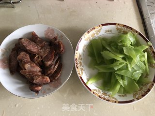 香肠炒莴笋的做法步骤：1