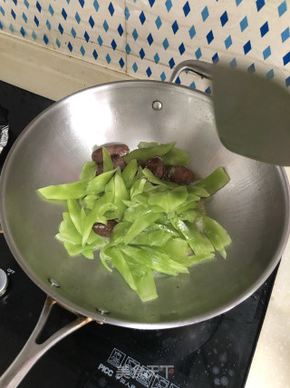 香肠炒莴笋的做法步骤：3
