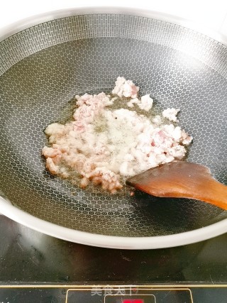 酸芋荷梗炒肉的做法步骤：3