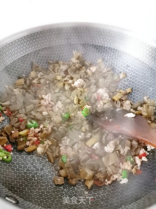 酸芋荷梗炒肉的做法步骤：6
