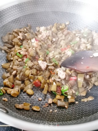 酸芋荷梗炒肉的做法步骤：7