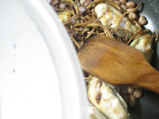 茶树菇花生米烧中翅的做法步骤：5