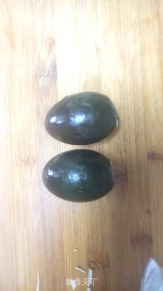 皮蛋豆腐的做法步骤：3