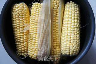 水煮嫩玉米的做法步骤：2