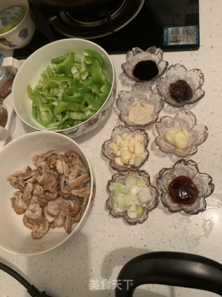 辣椒炒大肠的做法步骤：1