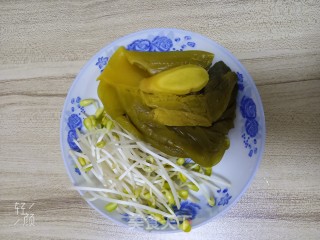 酸菜鲫鱼的做法步骤：2
