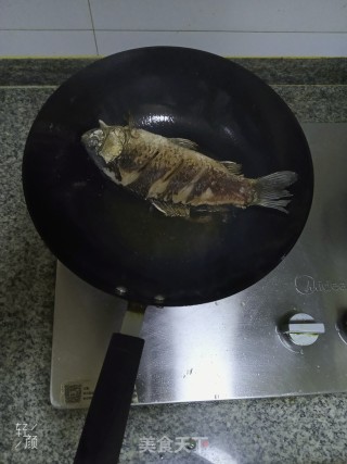 酸菜鲫鱼的做法步骤：4