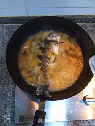 酸菜鲫鱼的做法步骤：7