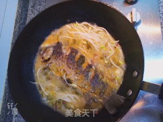 酸菜鲫鱼的做法步骤：8