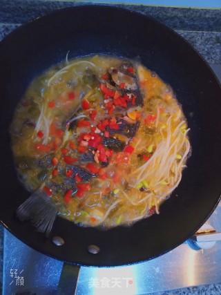 酸菜鲫鱼的做法步骤：9