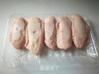 土豆炖鸡翅的做法步骤：1