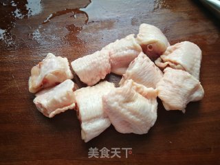 土豆炖鸡翅的做法步骤：2