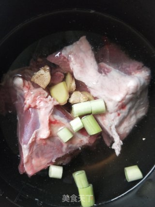 黄瓜拌手扒肉的做法步骤：1