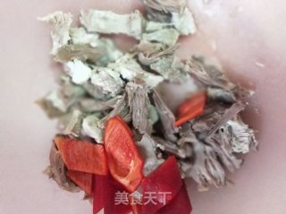 黄瓜拌手扒肉的做法步骤：2