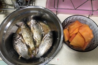 木瓜炖鲫鱼的做法步骤：1