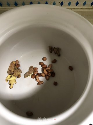 木瓜炖鲫鱼的做法步骤：2
