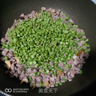 焖糯米饭（瘦肉虾仁香菇豆角红萝卜）的做法步骤：2