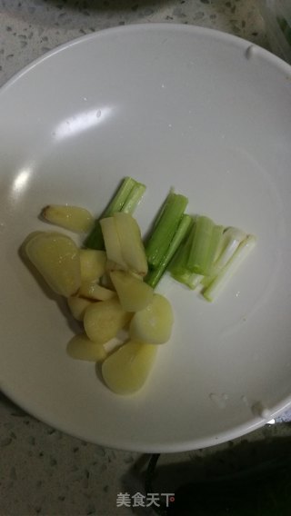 鱿鱼炒韭菜的做法步骤：3