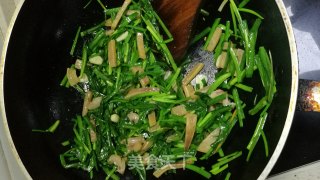 鱿鱼炒韭菜的做法步骤：7
