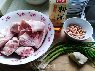猪蹄炖花生黄花菜的做法步骤：1