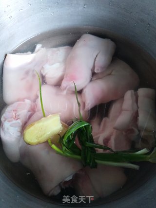 猪蹄炖花生黄花菜的做法步骤：3