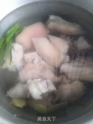 猪蹄炖花生黄花菜的做法步骤：5