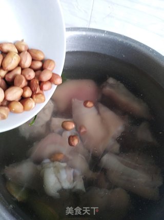 猪蹄炖花生黄花菜的做法步骤：6