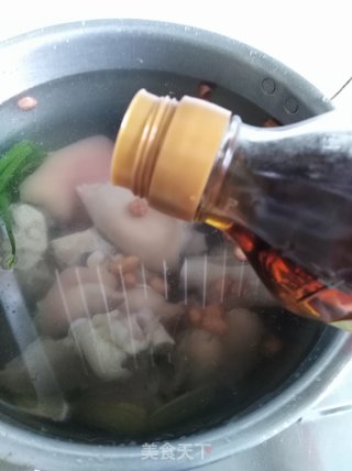 猪蹄炖花生黄花菜的做法步骤：7