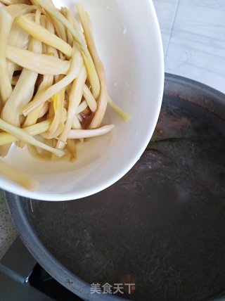 猪蹄炖花生黄花菜的做法步骤：12