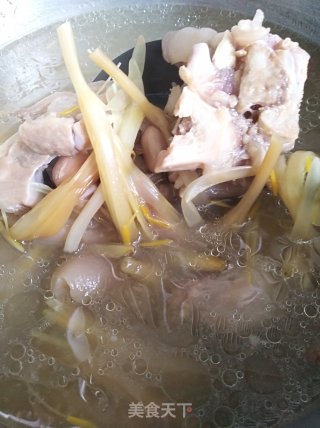 猪蹄炖花生黄花菜的做法步骤：13