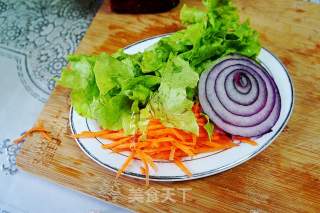 快手早餐火腿蔬菜三明治的做法步骤：2