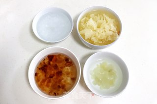 桃胶银耳雪燕羹的做法步骤：1