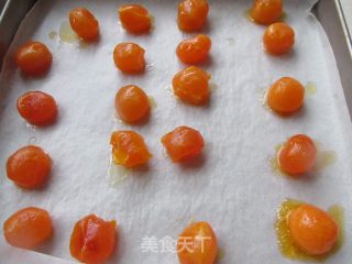 蛋黄月饼的做法步骤：3