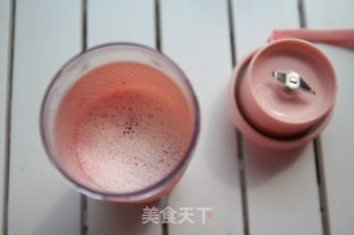 长帝便携果汁机-火龙果奶昔的做法步骤：4