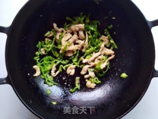 榨菜肉丝炒蛋的做法步骤：9