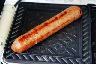 牛肉肠鸡蛋卷的做法步骤：2