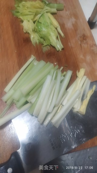鱼胶粄炒西芹的做法步骤：2