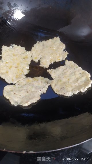 鱼胶粄炒西芹的做法步骤：3