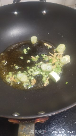 鱼胶粄炒西芹的做法步骤：5