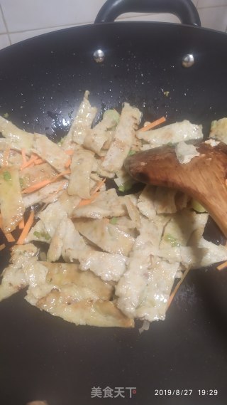 鱼胶粄炒西芹的做法步骤：6
