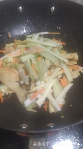 鱼胶粄炒西芹的做法步骤：7