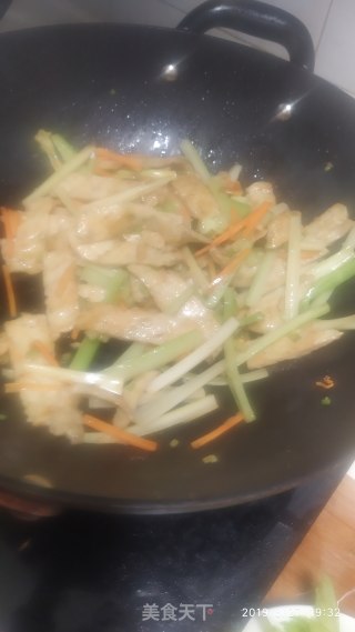 鱼胶粄炒西芹的做法步骤：8