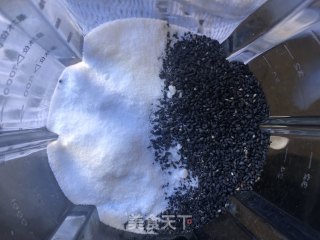 广式黑芝麻莲蓉月饼的做法步骤：2