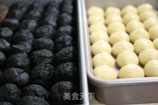 广式黑芝麻莲蓉月饼的做法步骤：3