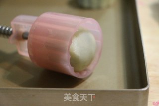 广式黑芝麻莲蓉月饼的做法步骤：11