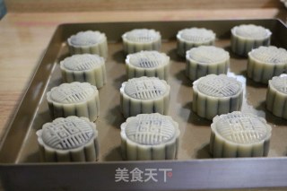广式黑芝麻莲蓉月饼的做法步骤：12