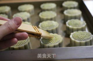 广式黑芝麻莲蓉月饼的做法步骤：14